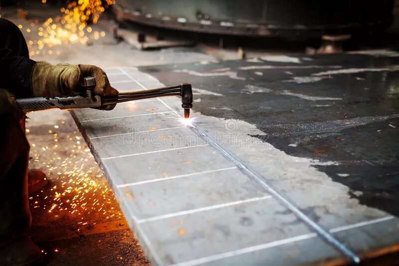 плазменная сварка. газовая резка листового металла. резка металла газом. плазморез cutmaster 80. в технике для резки и сварки металлов.