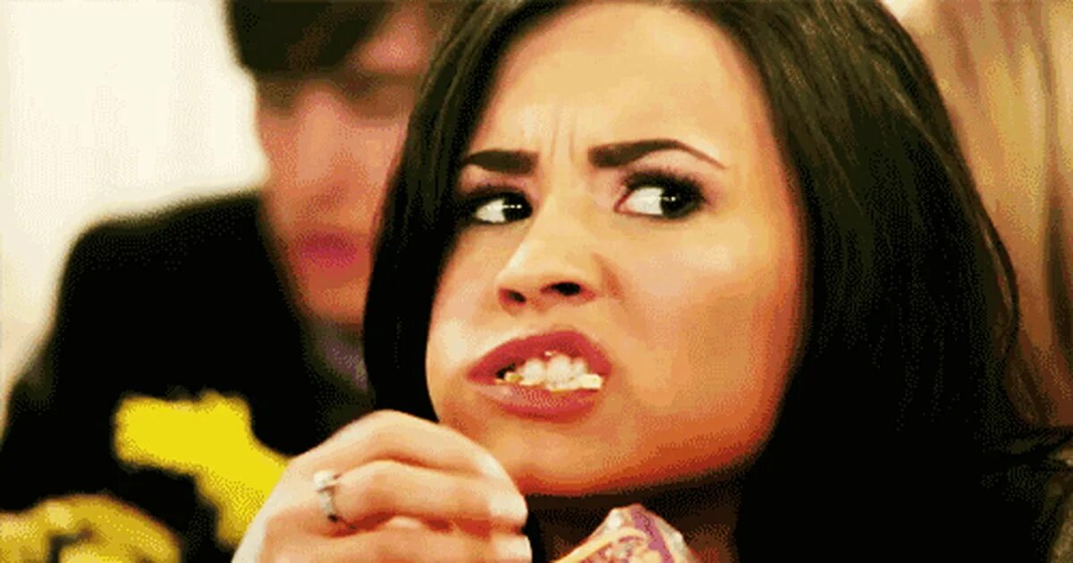 Гифка кушает. Девушка съела девушка анимация. Джоли прерванная жизнь гиф. Жизнь гифка. Гифка ест шоколад.