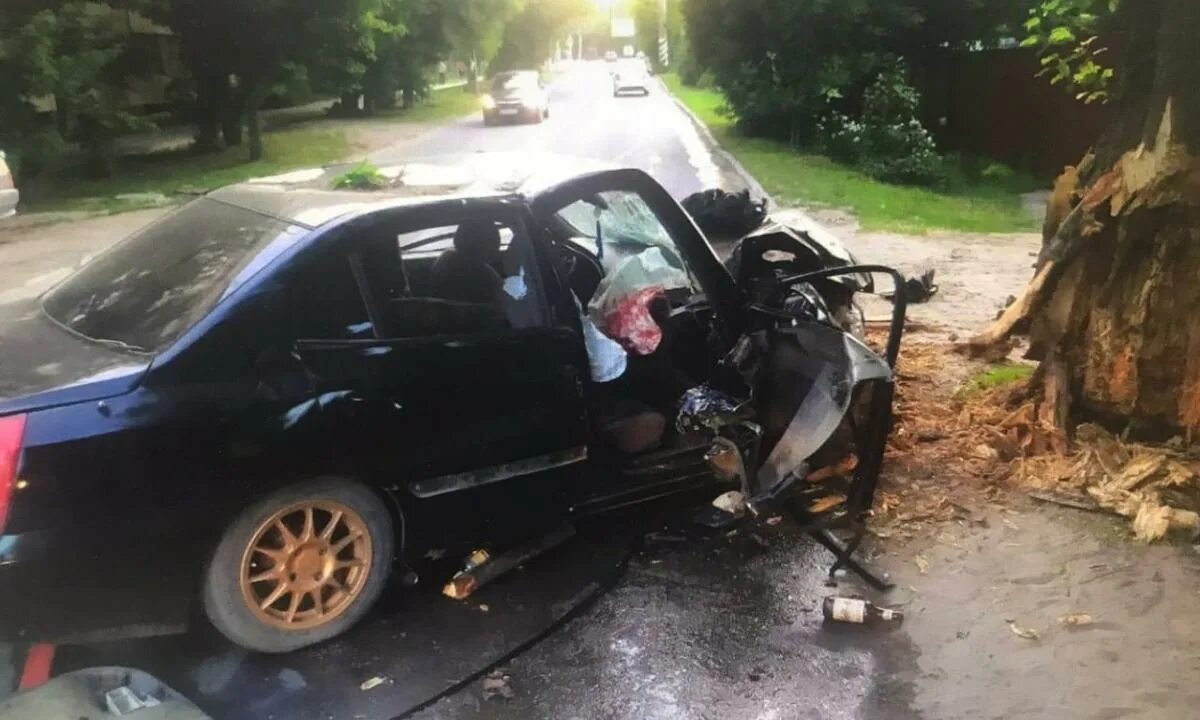 Попасть четверо. Происшествия в Новоузенске вчера. Машина врезалась в дерево. Машина в дерево врезалась ДТП Саратов.