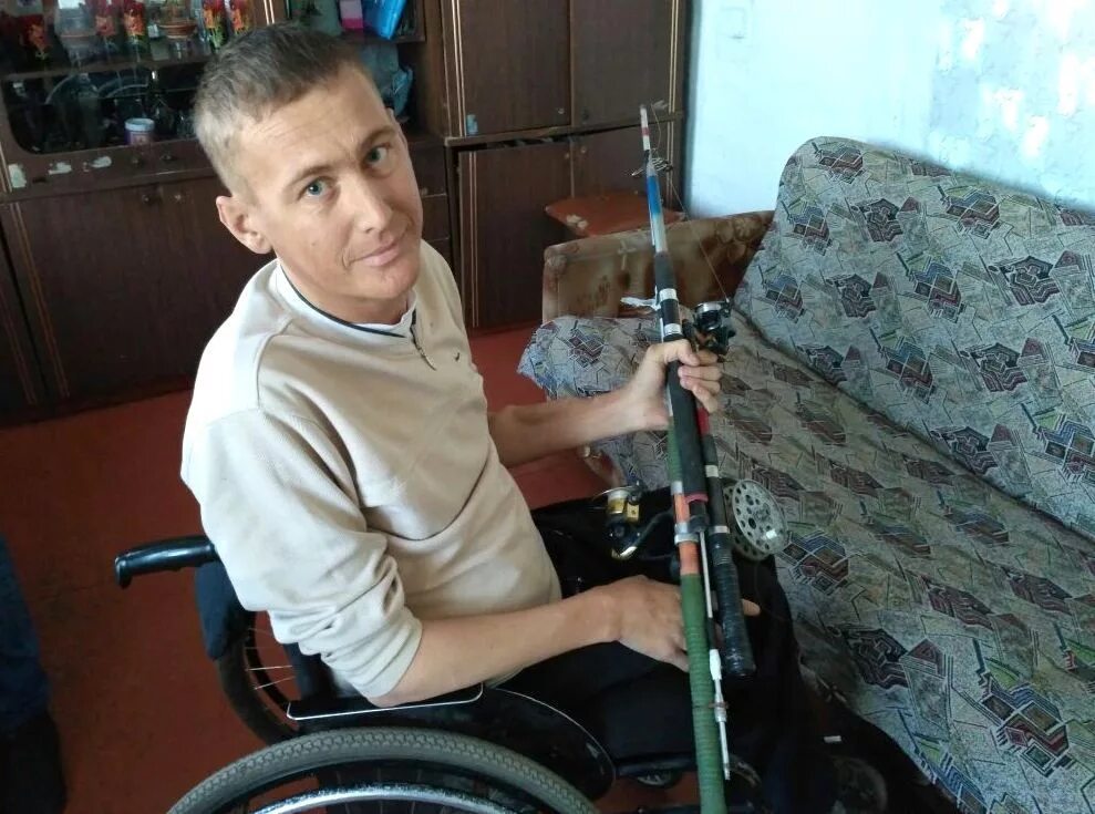Коляска для инвалидов. Парень на инвалидной коляске у окна. Красивые парни на инвалидных колясках. Карточка фильма с описанием. Инвалиды картинки.