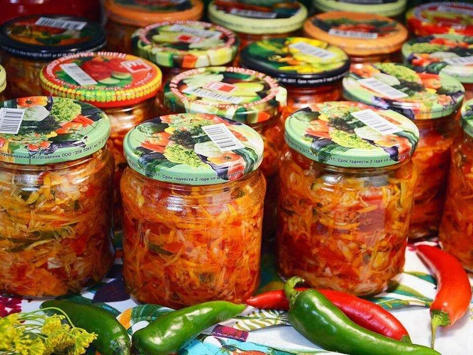 Сделать заготовки на зиму. Салат кубанский с капустой на зиму. салаты из кабачков на зиму самые вкусные. рисовый салат на зиму. салатные помидоры на зиму.