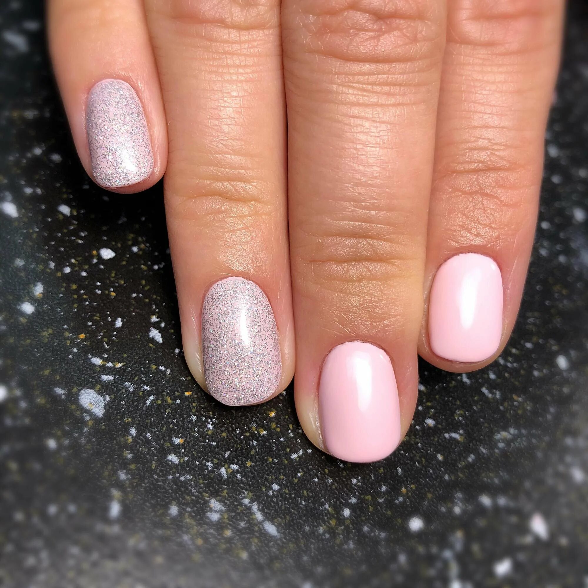 френч с цветными кончиками. обычный маникюр. разноцветный маникюр. легкий маникюр. красивые ногти обычным лаком.