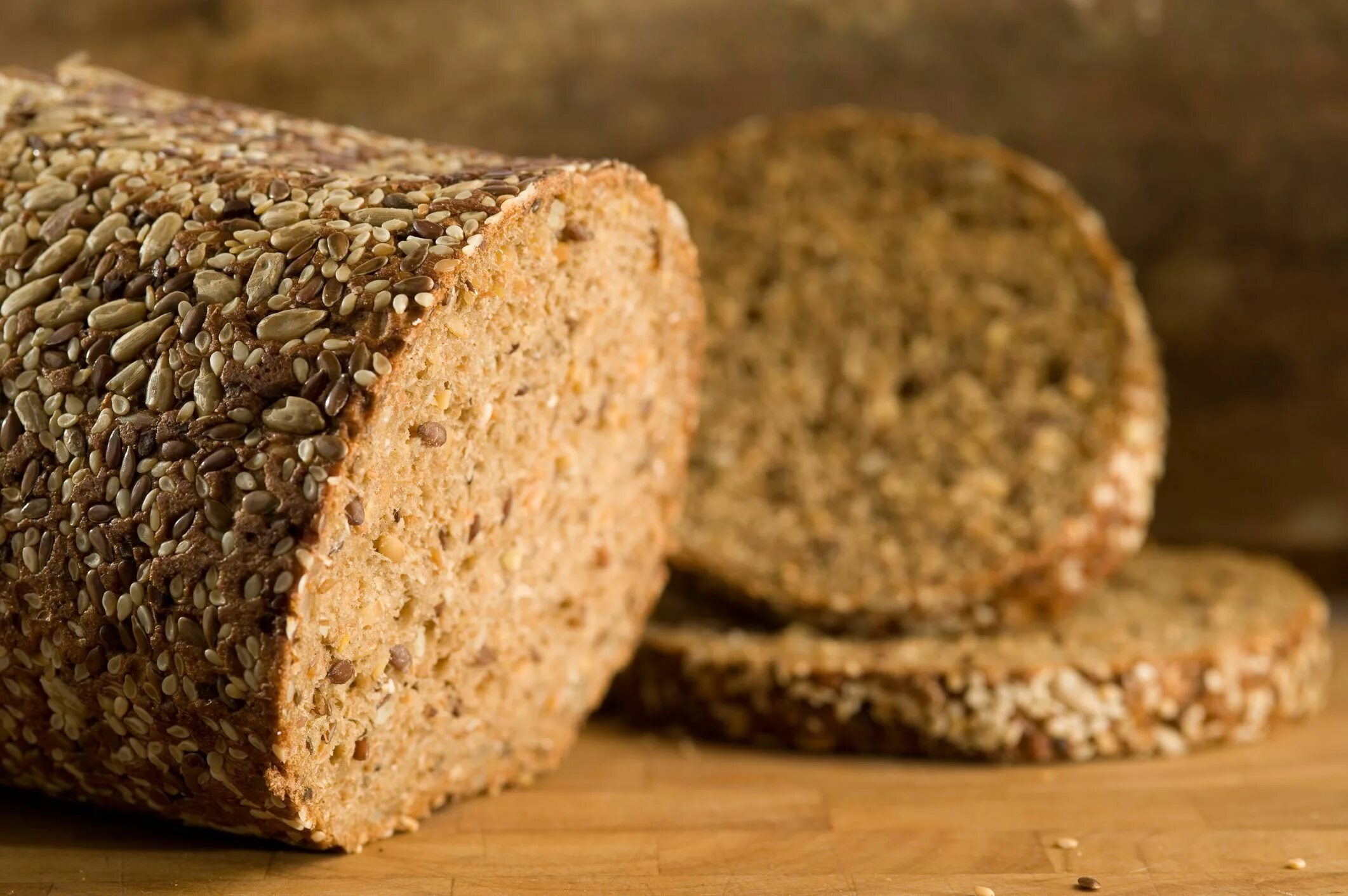 Простой рецепт цельнозернового хлеба. Хлеб цельнозерновой Vollkornbrot. Хлеб 12 злаков. Ржаной цельнозерновой хлеб. Хлеб с зернами.