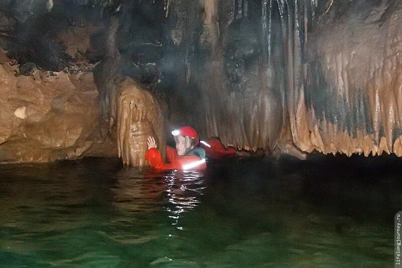 Месте не очень глубокая. Пещера кизил-Коба в Крыму. Кизил-Коба красная пещера. Красная пещера спелеолог. Красная пещера Крым экстрим тур.