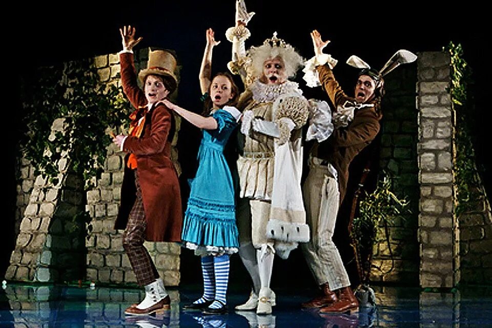 алиса в зазеркалье петра фоменко. алиса в зазеркалье театр. спектакль алиса в зазеркалье в театре фоменко. алиса в зазеркалье фоменко спектакль. алиса в зазеркалье театр фоменко.