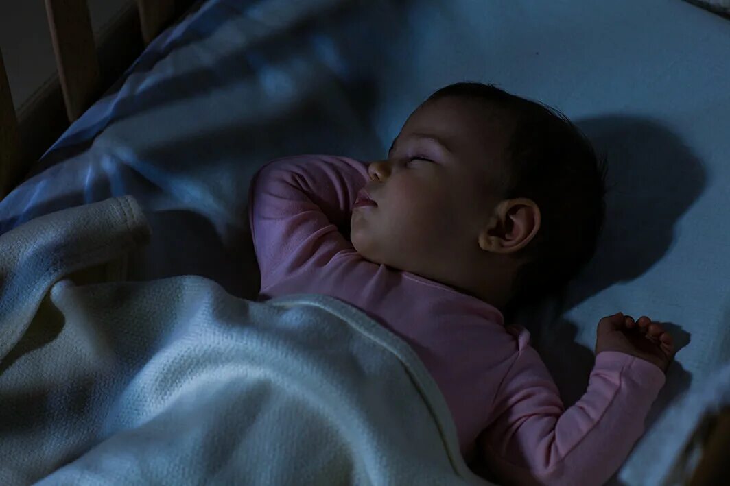 Спят ли ночью. Спящий ребенок. Спящий ребенок в темноте.