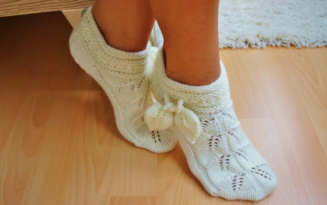 Вязаные носки. Тапочки, ажурные носочки. Вязаные ажурные носки. Носки тапки спицами. Спицы носочки следки