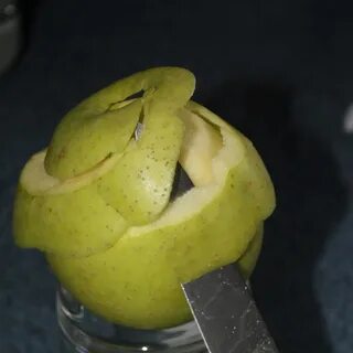 Нужно ли чистить кожуру яблока