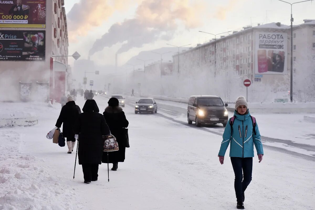 Пенсионер норильска. Норильск. Норильск смог. Пенсионеры в России. Уровень жизни фото.