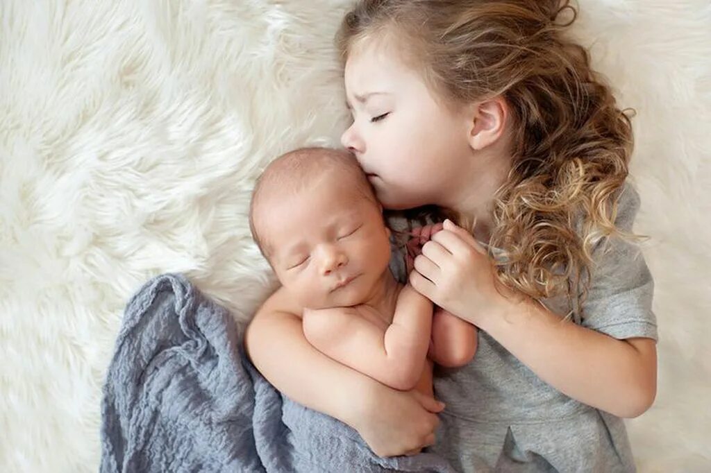 Фотосессия младенцев. Нежный ребенок. Фотосессия с новорожденным. Сестра с малышом.