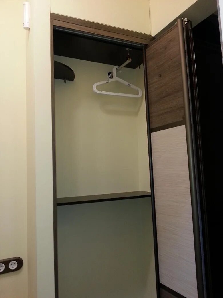 Шкаф в прихожую с хрущевку. Шкаф в нишу в прихожей. Кладовка в прихожей в хрущевке. Прихожая для узкого коридора в хрущевке. Встроенный шкаф в прихожей хрущевки.