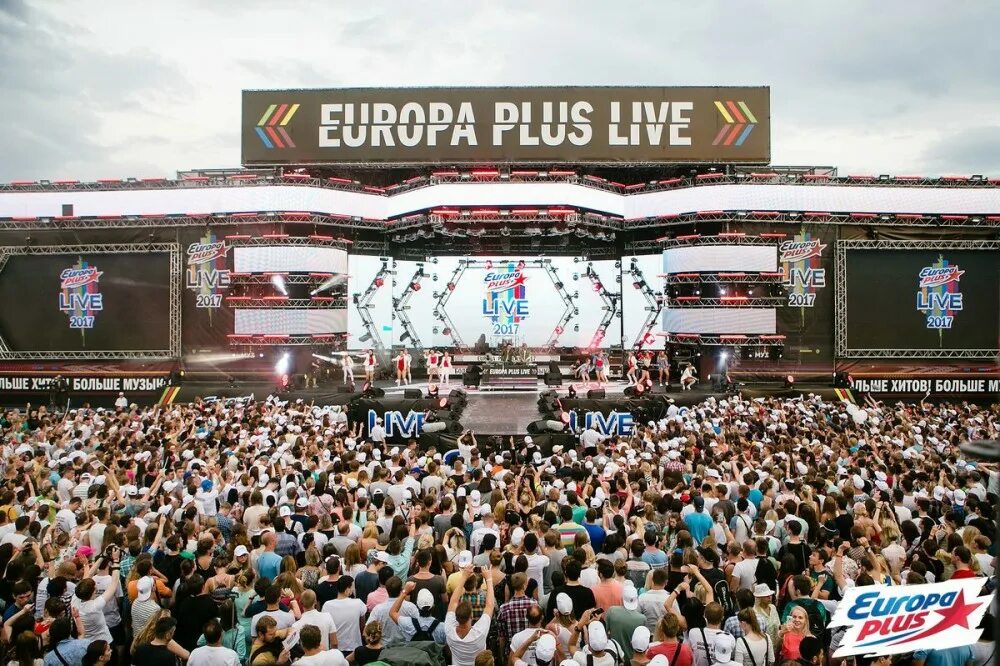 Europa ru. Европа плюс Лужники. Европа плюс лайф. Europa Plus Live сцена. Концерт Европа плюс.
