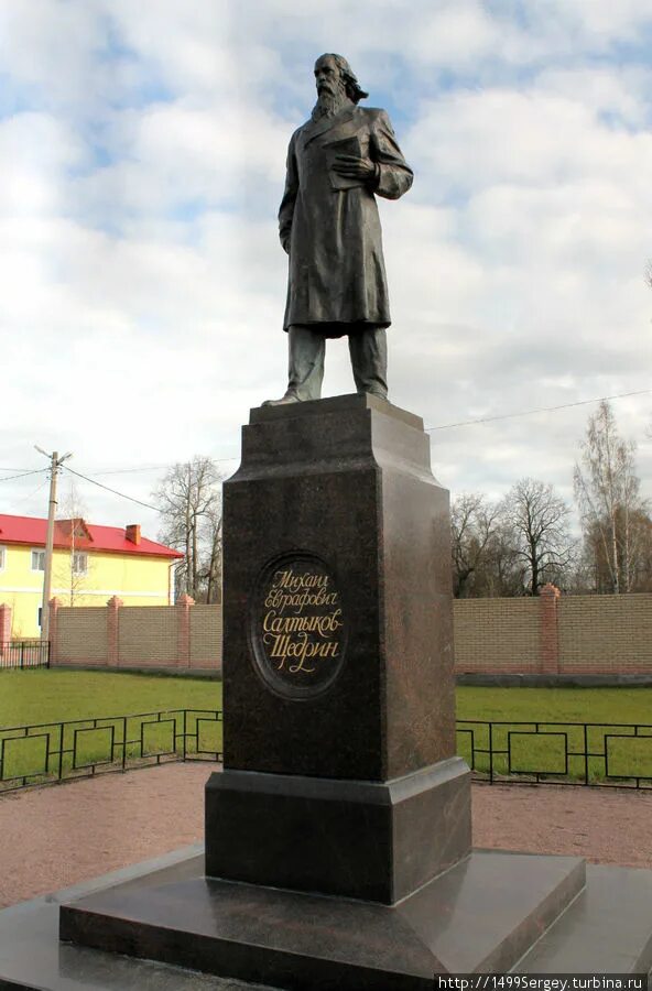 Памятник 2 писателям. Памятник Салтыкову Щедрину в Лебяжьем. Салтыков Щедрин памятник в Лебяжье. Памятник Салтыкову Щедрину в Твери. Памятники Салтыкову-Щедрину в России.