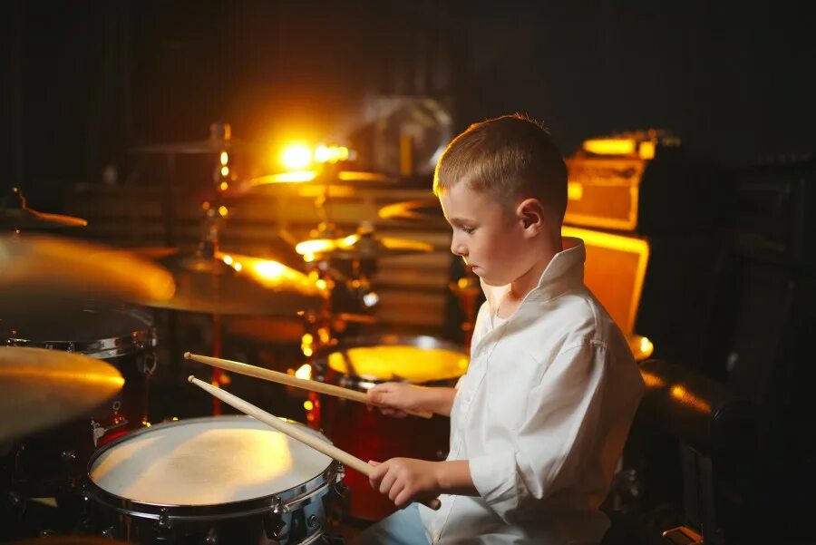 Boy drum. Мальчик барабанщик. Boy drum. Фото барабанщиков прикольные. Барабан для детей.