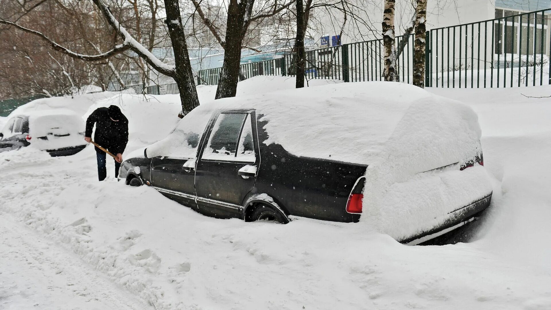 На сугробах видны. Машина в снегу. Сугробы в Москве. Авто в сугробе. Сугробы в Москве зимой.