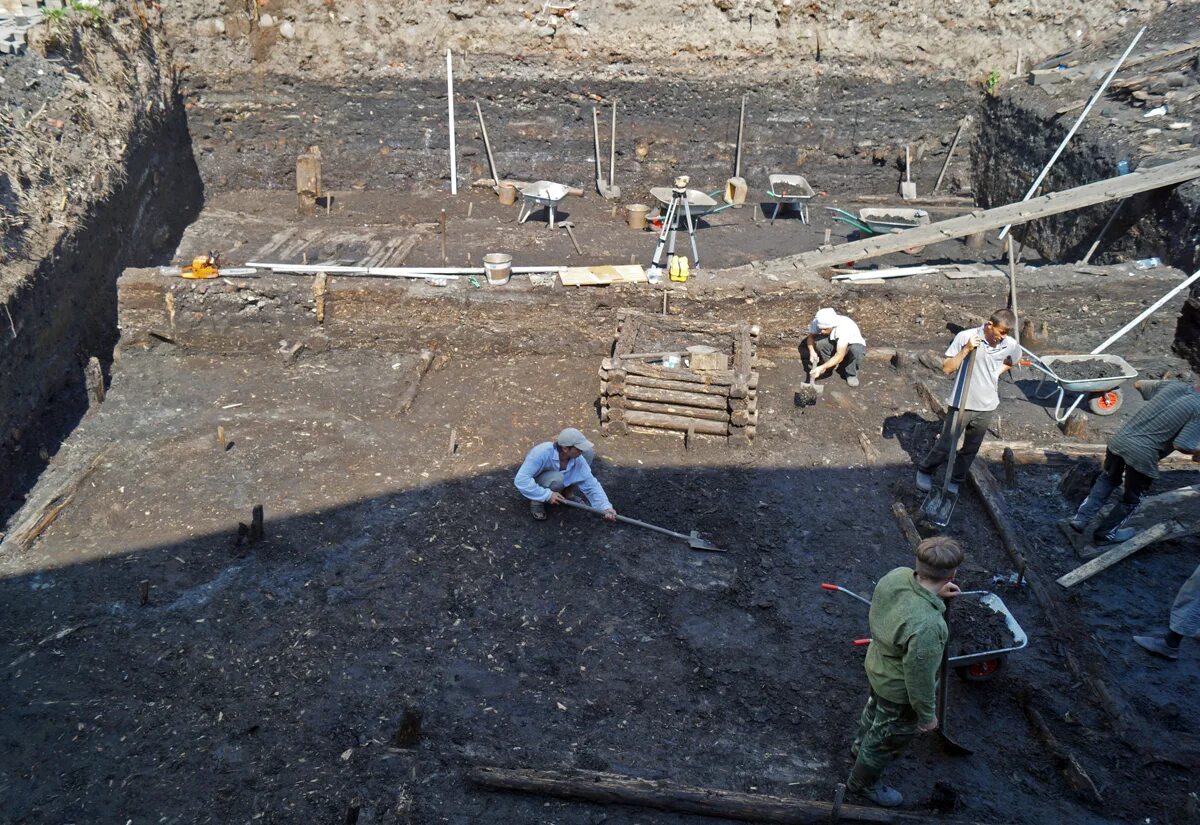 городище старая рязань археологический памятник. в раскопках под новгородом которые велись. фрагменты археологи при раскопках. археологический раскоп кремля нижний новгород. немецкий и готский торговый двор в новгороде.