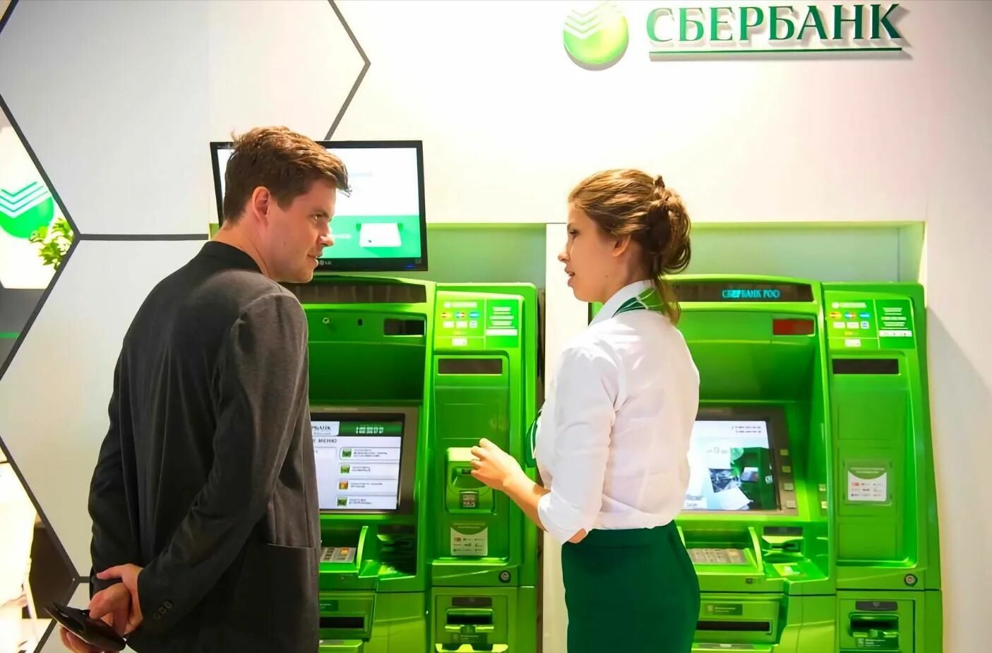 Restore sberbank. Сбербанк работники. Сотрудник банка Сбербанк. Работник банка. Сбербанк фото.