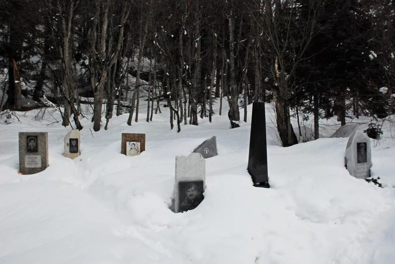 кладбище альпинистов в домбае