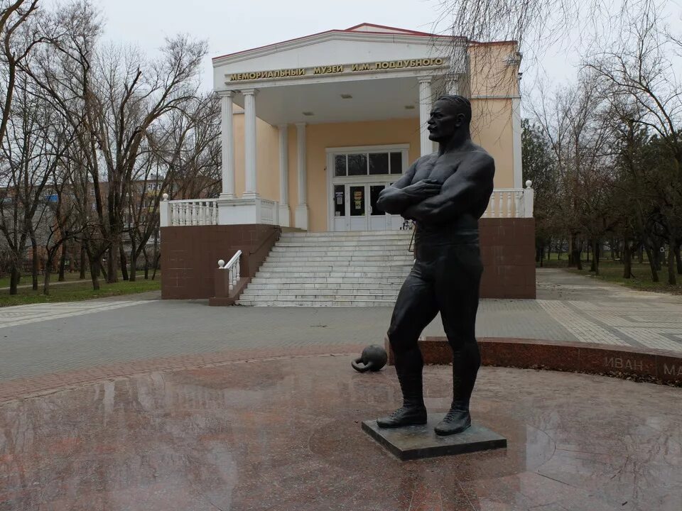 Памятники в парке поддубного ейск. Памятники в парке поддубного ейск. Город ейск поддубный. Город ейск поддубный. Памятник поддубному в парке поддубного города ейска.