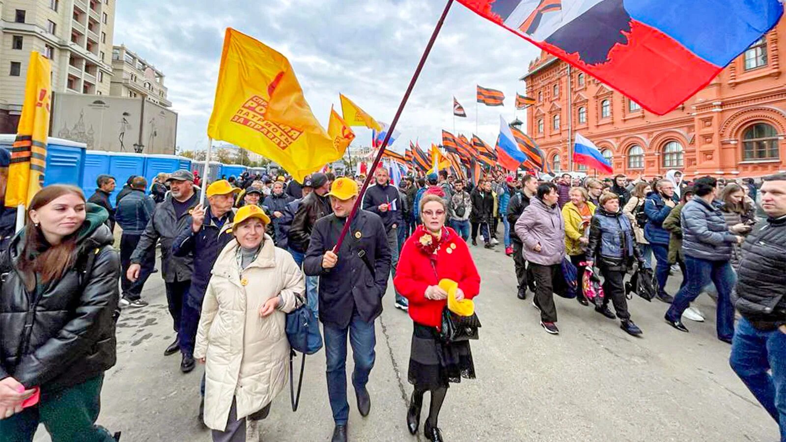 Митинг правды. Своих не бросаем 2022 митинг-концерт. Митинг на Манежной. Митинг на Манежной площади. Митинг на Манежной площади 23 сентября.