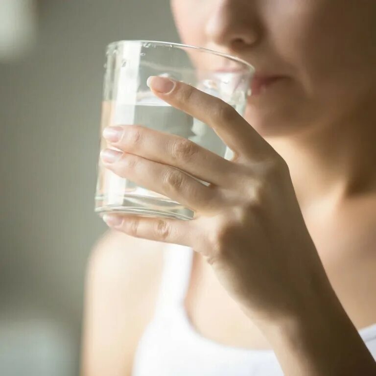 Можно ли на голодный желудок пить воду. Стакан воды. Стакан воды Эстетика. Стакан воды с утра. Привычка пить воду.