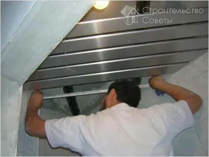 Разобрать потолок из панелей в ванной
