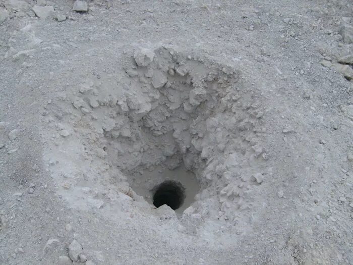 геофизика сейсморазведка. горный взрывник. буровой станок буран 1. взрывная скважина. сейсморазведка схема.