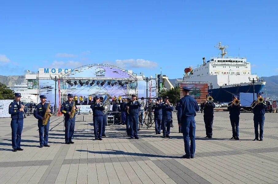 Фестиваль хамсы в Новороссийске. Фестиваль хамсы в Новороссийске 2022. Праздник хамсы в Новороссийске. Черноморский вокзал Новороссийск. Хамса новороссийск