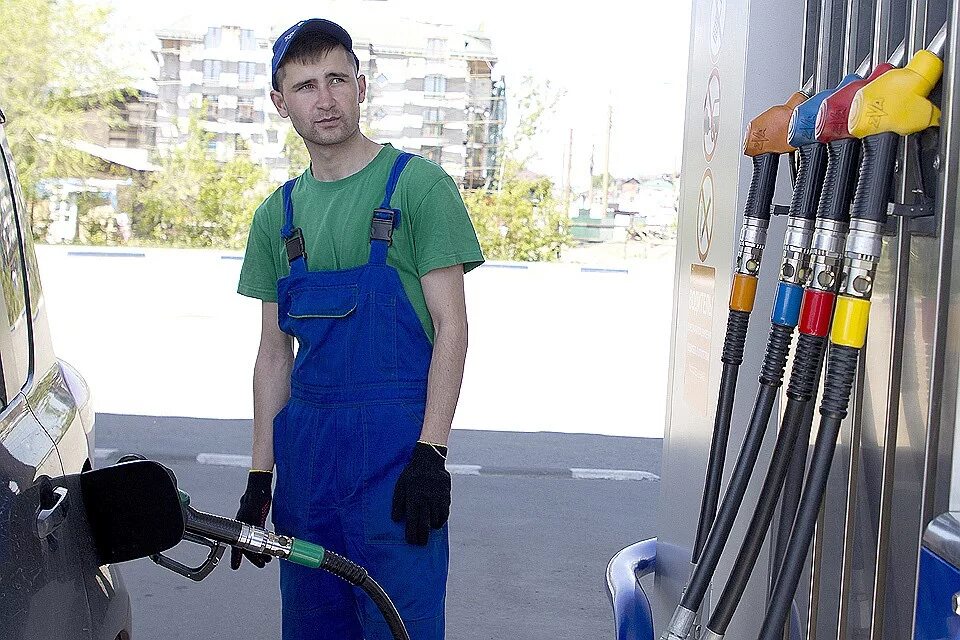 Зарплата заправщика. Заправщик на АЗС. Заправщик бензоколонки. Зарплата заправщика на АЗС. Хозяин АЗС.