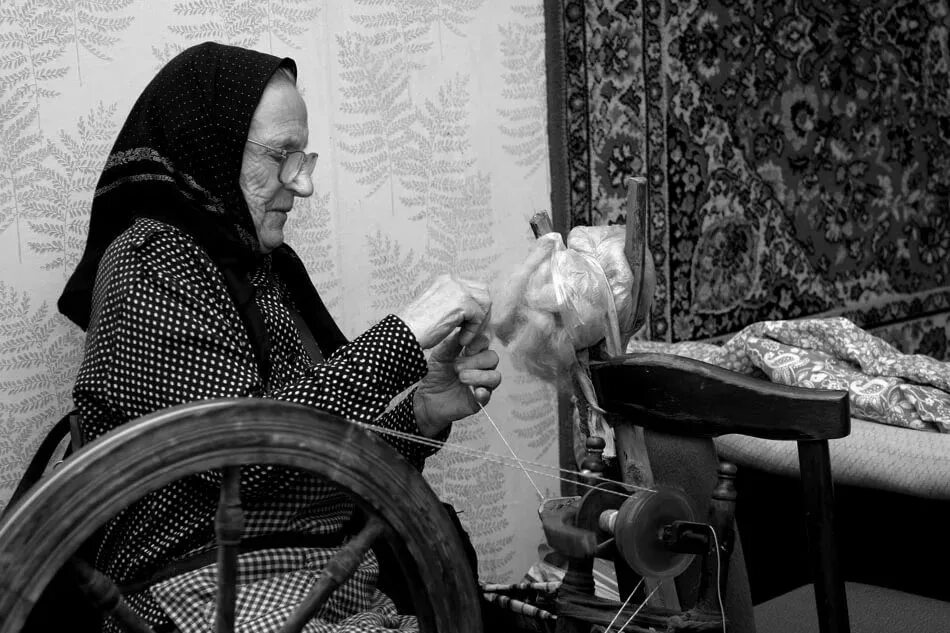 Бабушка черных чулках. Прялка Матрена. Женщина прядет. Бабушка с прялкой.