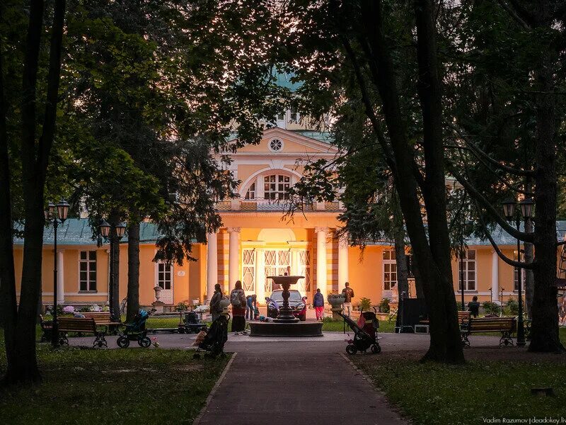 Усадьба братцево в москве. Главный дом усадьбы братцево. Тушино братцево. Усадьба строгановых в братцево. Усадьба в тушино братцево.