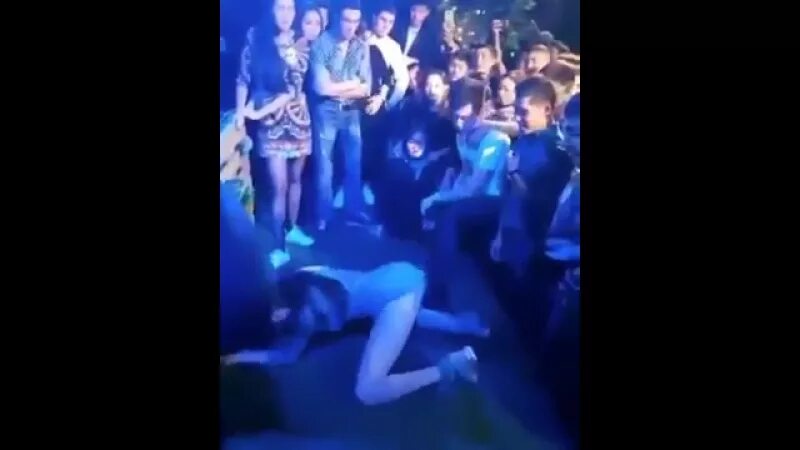 Конкурс на раздевание в клубе. Шкуры на дискотеке. снял в клубе шкуру. пьяные шкуры в клубе. казашка тверк.