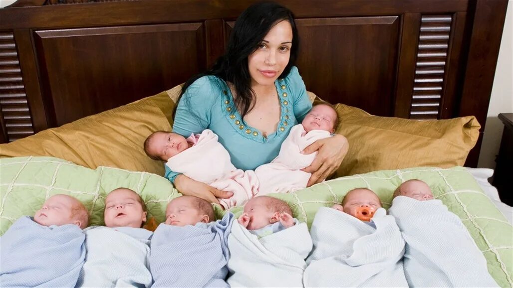 Рождение 8 декабря. Женщина родившая восьмерых детей. Женщина родила 8 детей одновременно. Рождение двойняшек по наследству. Женщина родившая близнецов сыновей.