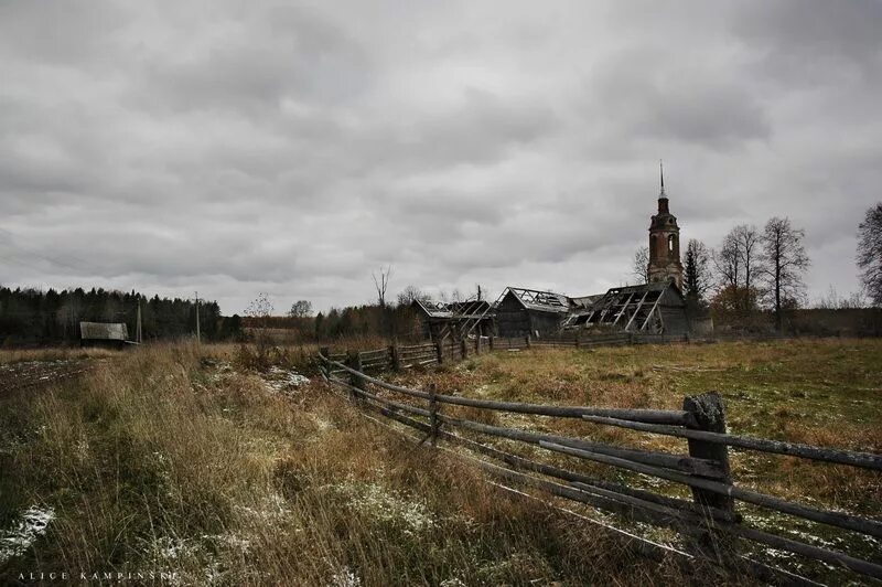 Деревни заброшенные области. Заброшеные деревни Костромской области. Заброшенные деревни Костромской области. Заброшеные деревни Костромская. Умирающие деревни Костромской области.