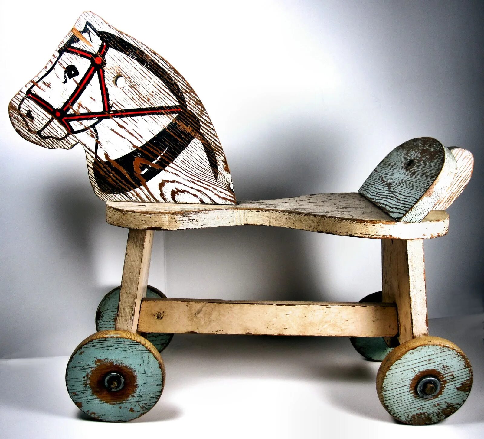 Игрушки качалки из дерева. Как называется деревянная лошадка. Деревянная лошадка. Русская деревянная игрушка. Сувенирная деревянная лошадка.