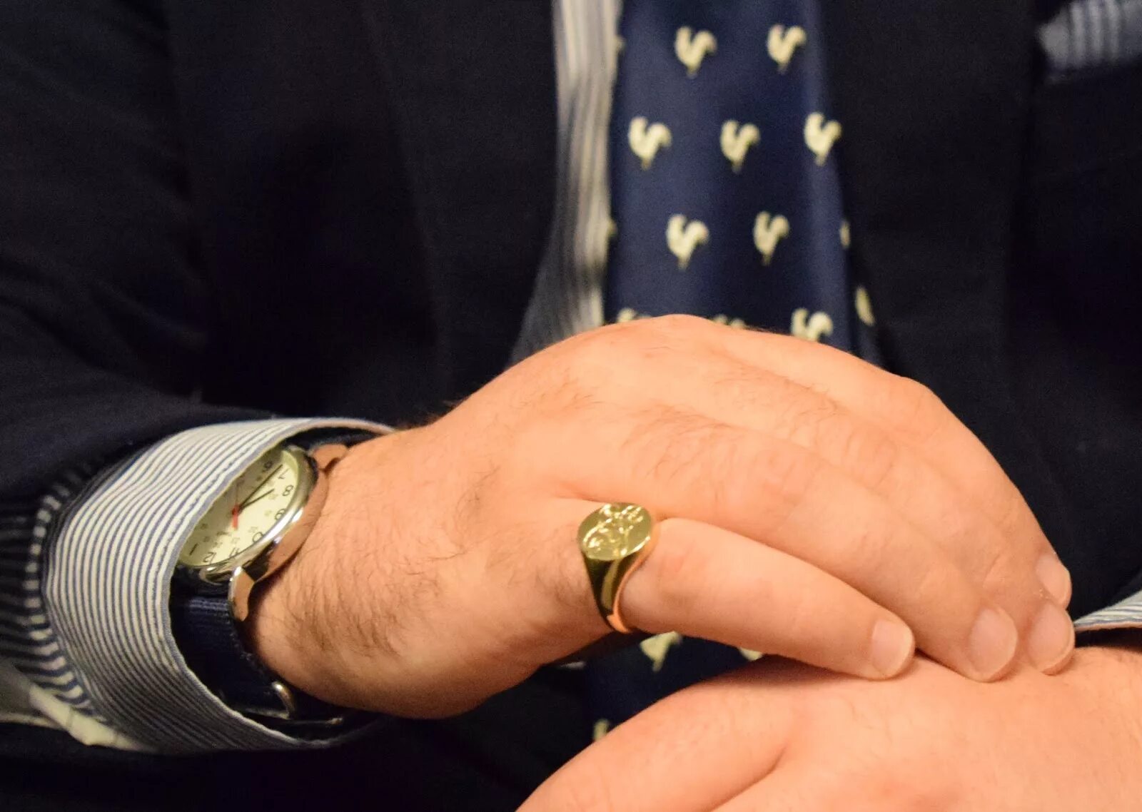 печатка на мизинец мужская. мужской перстень на руке. надеть золотой перстень. перстень николай чудотворец золото. мужской перстень на мизинец с камнем.