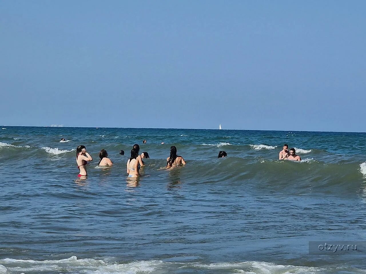 Валенсия море. Черное море пляж люди. Шторм в абхазии. Волнение черного моря. Анапа витязево море сейчас 2022.