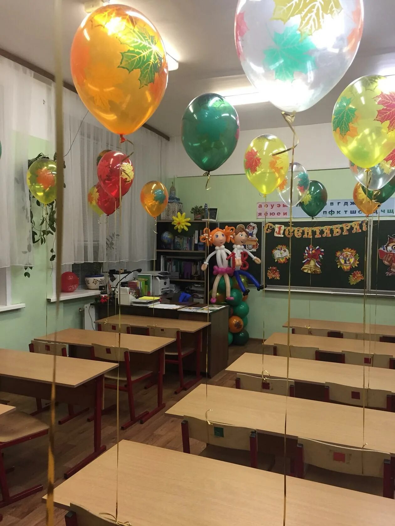 Идеи украшения класса на 1 сентября. Украсить класс шариками. украшение шарами на 1 сентября. украшение класса воздушными шарами. шары на 1 сентября украшение класса.