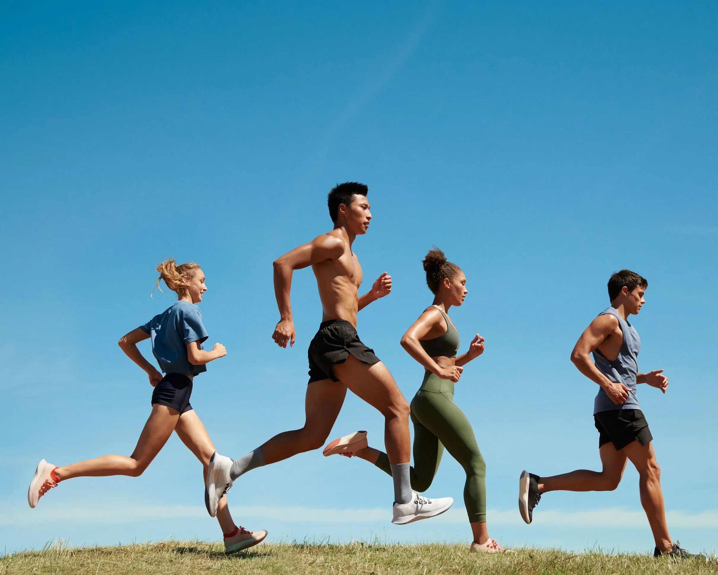 Спорт бег. Занятие спортом. Заниматься спортом. Спортивные люди. Группа спортсменов бежит по дорожке