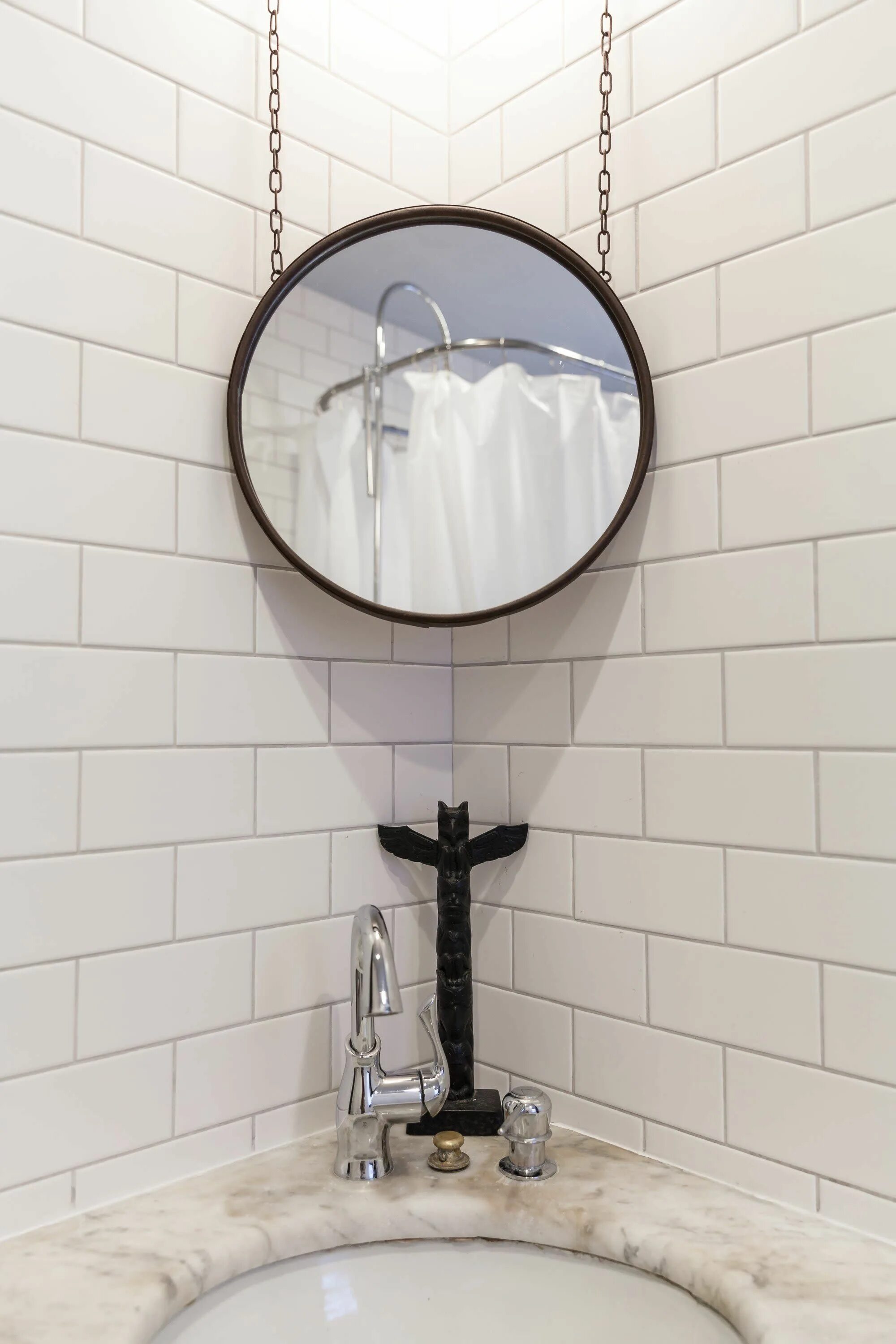 Угловое зеркало в ванной. Необычное зеркало в ванную. Ванная с круглым зеркалом. Стильное зеркало в ванную. Круглое зеркало в туалете.