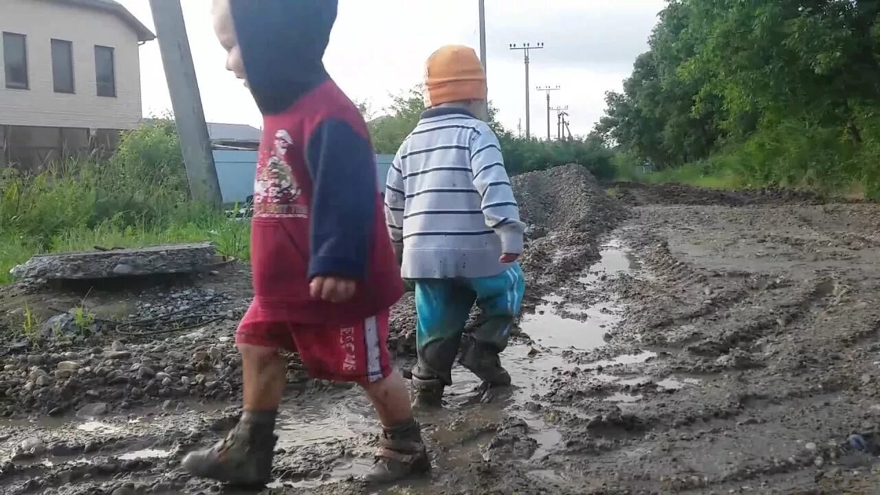 Грязные дети видео. Грязные дети видео. Мальчик в луже. Грязные дети видео. Маленький грязный смешной ребёнок.