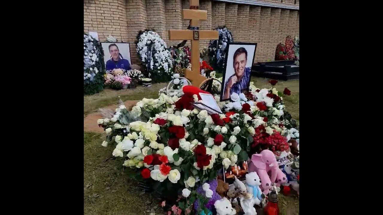 Могила Юрия Шатунова на Троекуровском кладбище. Могила Юры Шатунова на Троекуровском.