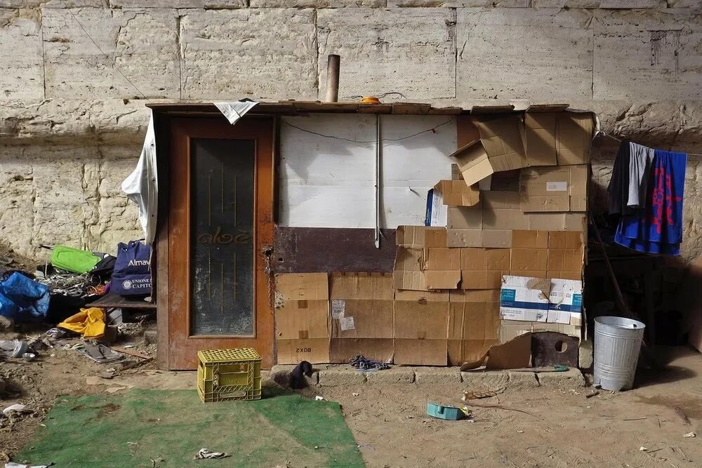 домик для помойки. дом бомжа. бомжатский домик. бомж в деревянном доме. домик на свалке.