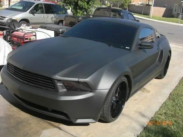 Black ford mustang 5. Матовый мустанг. Форд мустанг 2018 черный матовый. Форд мустанг черный матовый. Мустанг 2015 матовый черный.