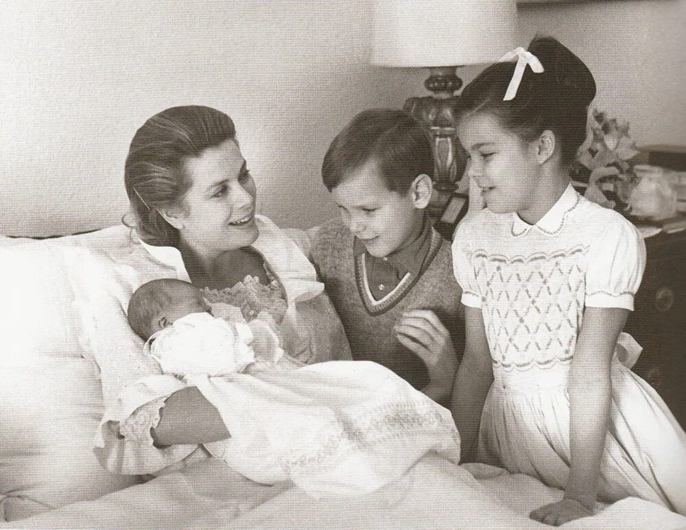 Дети грейс келли. Дети принцессы Монако Грейс Келли. Грейс Келли с детьми. Дети принцессы Грейс Монако.