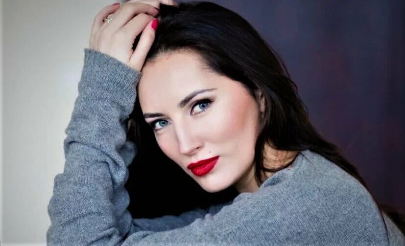 Взрослая женщина улыбается. Женщина секрет. Недовольное женское лицо. 5 секретов женщин. Успешная женщина.