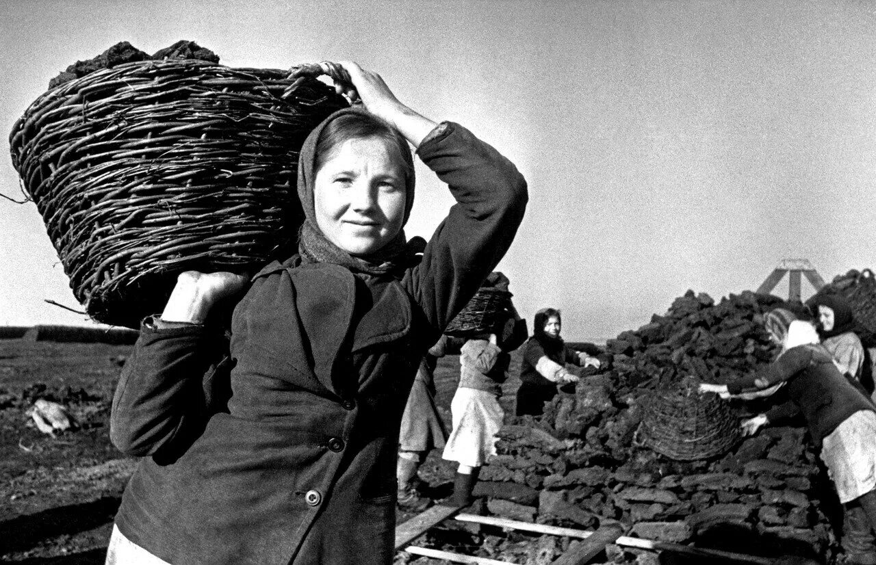 Фотография труженика. Женщины на войне в тылу. Труженики тыла женщины. Советские люди. Тыл это в войне.