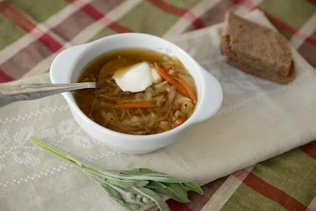 постные щи из свежей капусты. щи с уткой. щи из квашеной капусты с белыми грибами. щи из квашеной капусты с грибами. щи из свежей капусты.