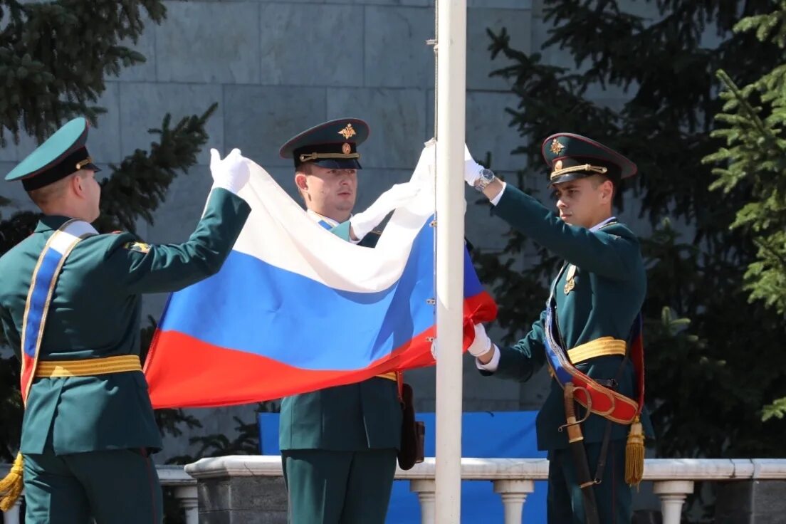 Поднять государственный флаг. Ритуал подъема и спуска государственного флага РФ. Поднятие государственного флага Российской Федерации. Ритуал подъема государственного флага Российской Федерации. Подъем флага РФ.