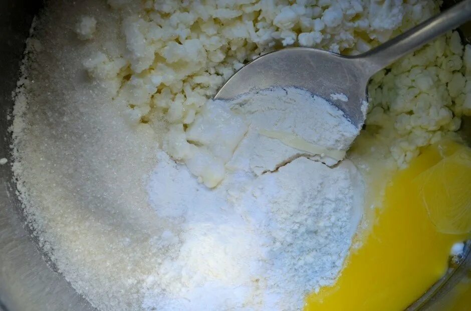 Тесто мука яйца разрыхлитель. 150 Г творога. Мука творог. Пшеничная каша с яйцом и мукой. Творог с сахаром.